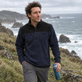 Azul · Polar Half Zip Shar Lhotse en un sendero costero
