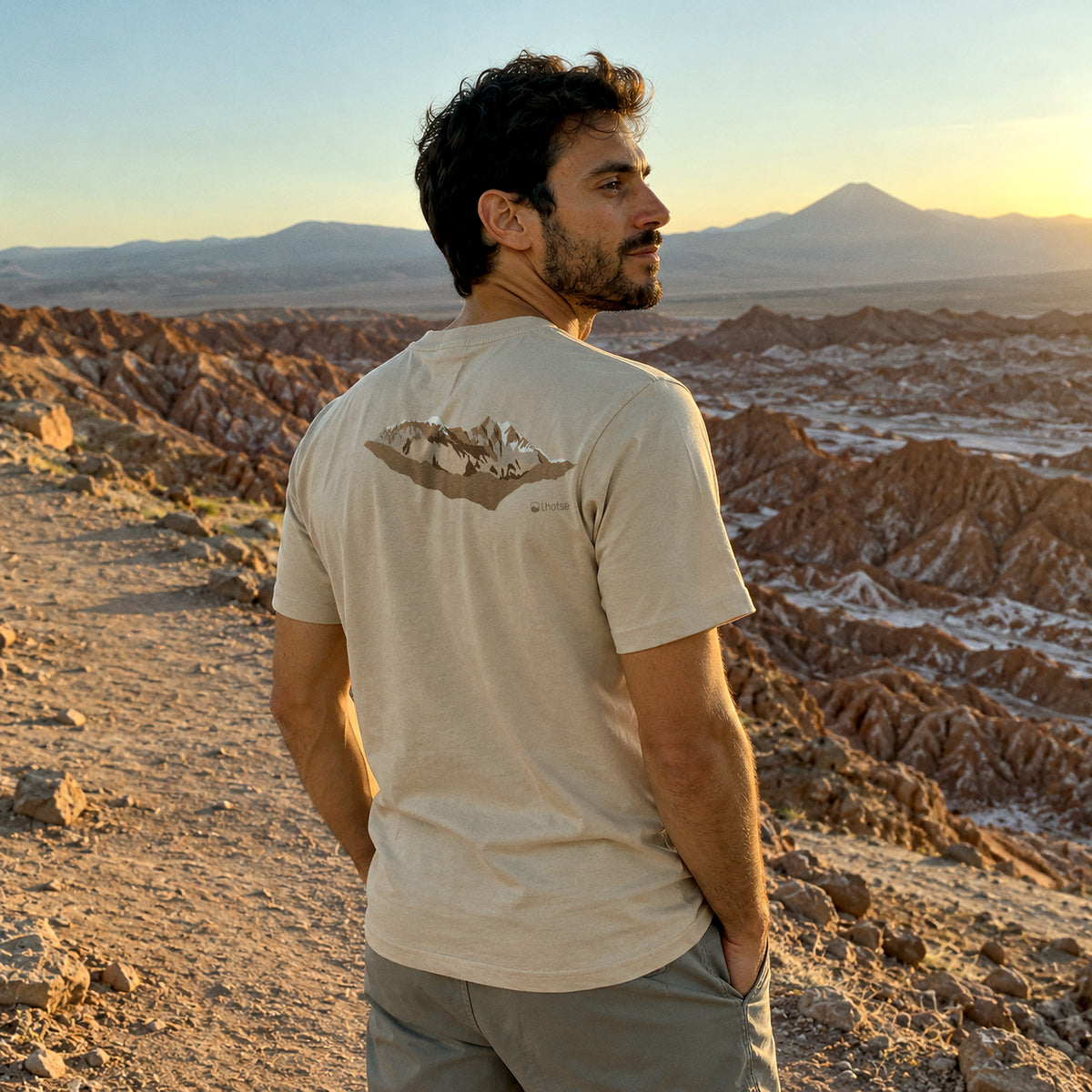 Polera Nepal Lhotse beige de espalda con el estampado de cordillera, Valle de la Luna