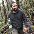Gris · Polerón Hombre Hoodie Katmandú Lhotse en un sendero de bosque nativo