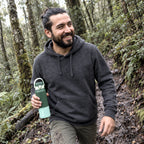 Gris · Polerón Hombre Hoodie Katmandú Lhotse en un sendero de bosque nativo