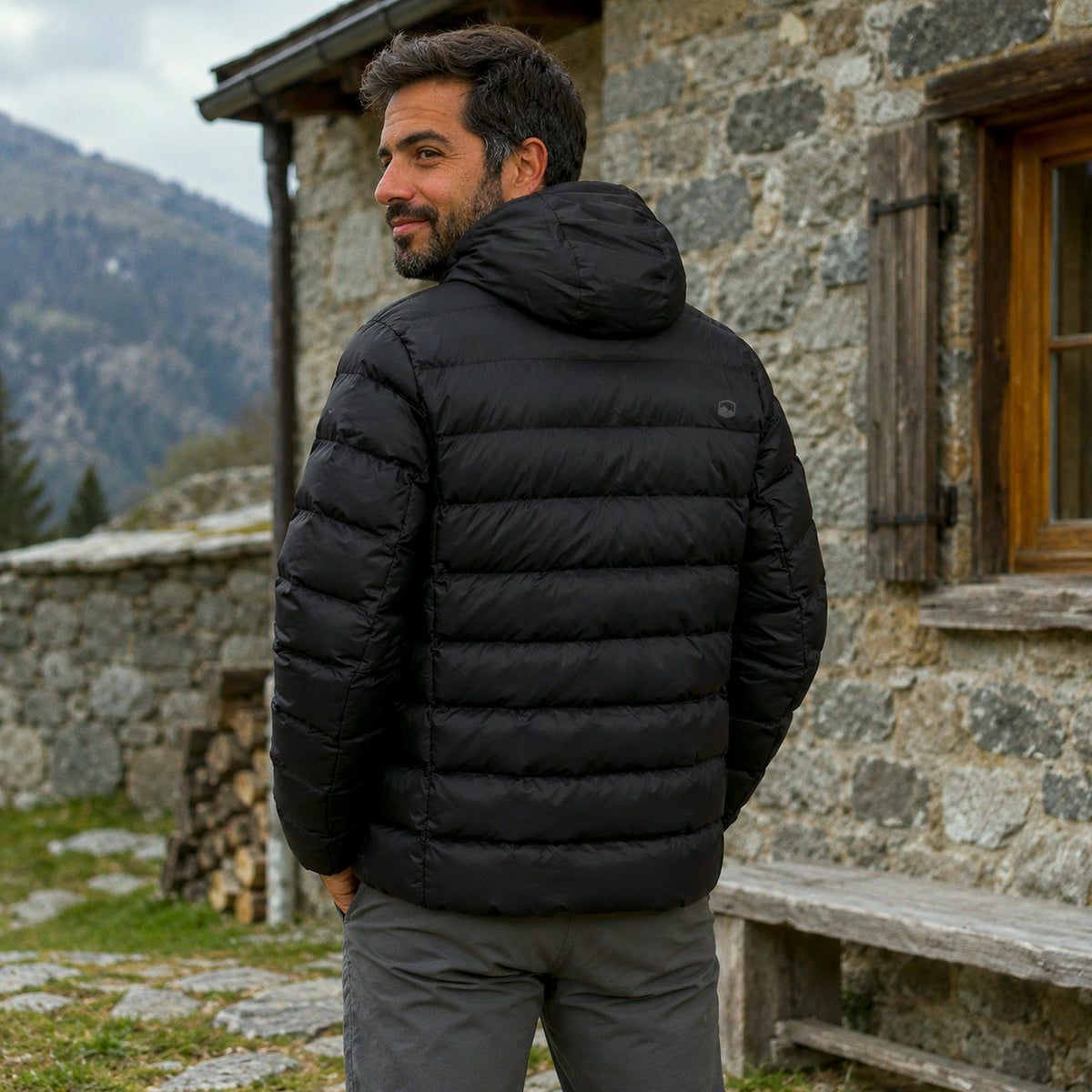 Parka Puffa Khumbu Lhotse de espalda, con el isologo Lhotse