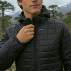 Detalle del pecho de la Chaqueta Parka Nuptse negra con la etiqueta Lhotse