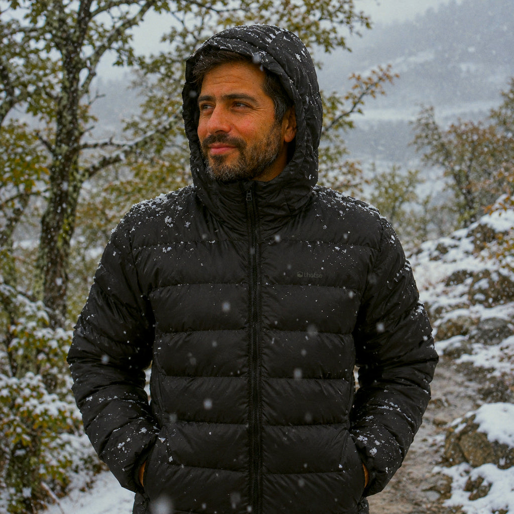 Parka Puffa Khumbu Lhotse con la capucha puesta bajo la nieve