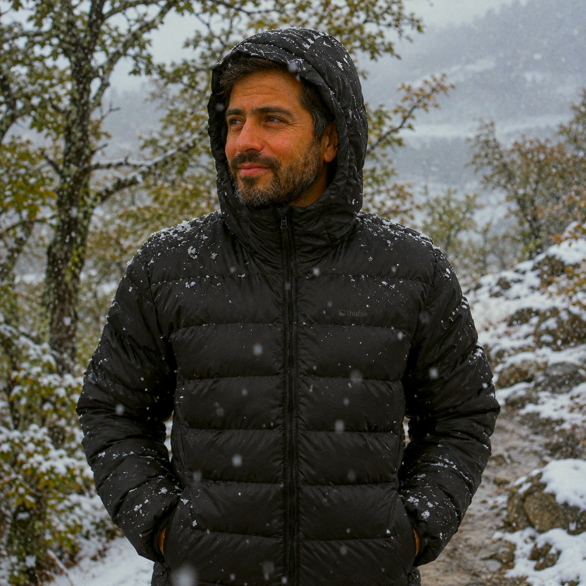 Parka Puffa Khumbu Lhotse con la capucha puesta bajo la nieve