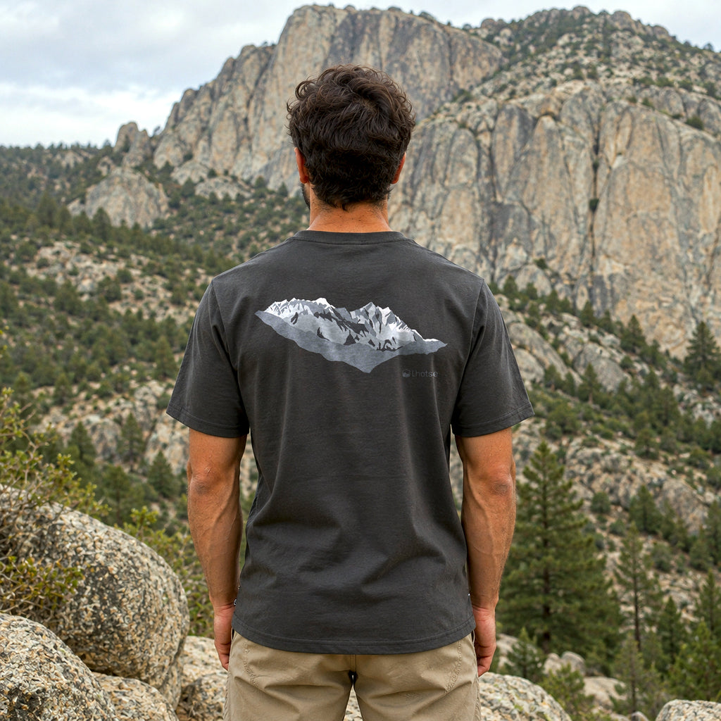 Polera Nepal Lhotse gris de espalda con el estampado de cordillera