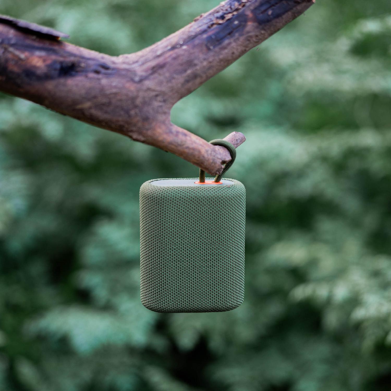 Lhotse Parlante Portátil Bluetooth Tune Up Verde lifestyle exterior - lifestyle