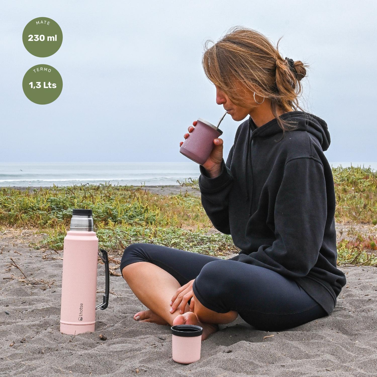 Lhotse Pack Termo Líquido Classic 1.3L y Mate con Bombilla Rosado lifestyle persona outdoor - lifestyle