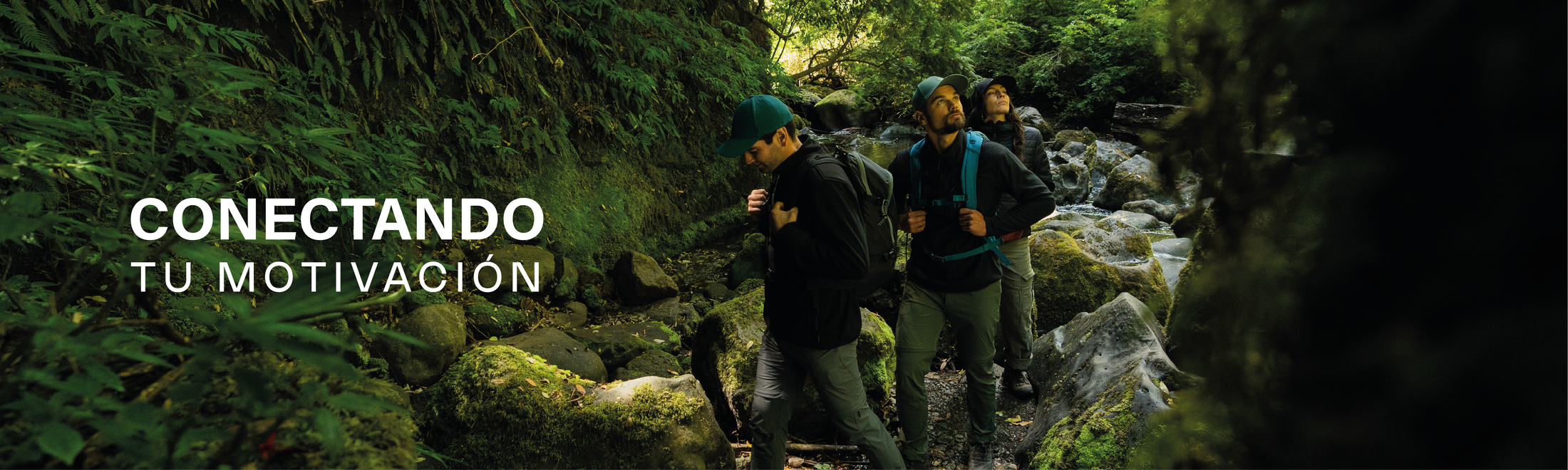 Tres excursionistas con mochilas Lhotse cruzando un bosque húmedo. Conectando tu motivación