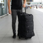 Lhotse Maleta Duffel Expedition 70L Negro en uso aeropuerto viaje - lifestyle