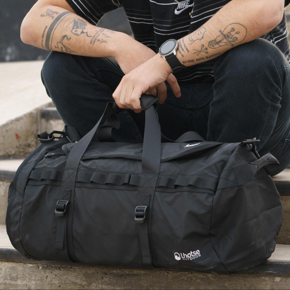 Lhotse Bolso Duffel Deportivo 30L Negro en uso urbano sentado - lifestyle