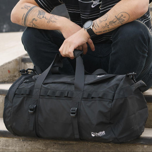 Lhotse Bolso Duffel Deportivo 30L Negro en uso urbano sentado - lifestyle
