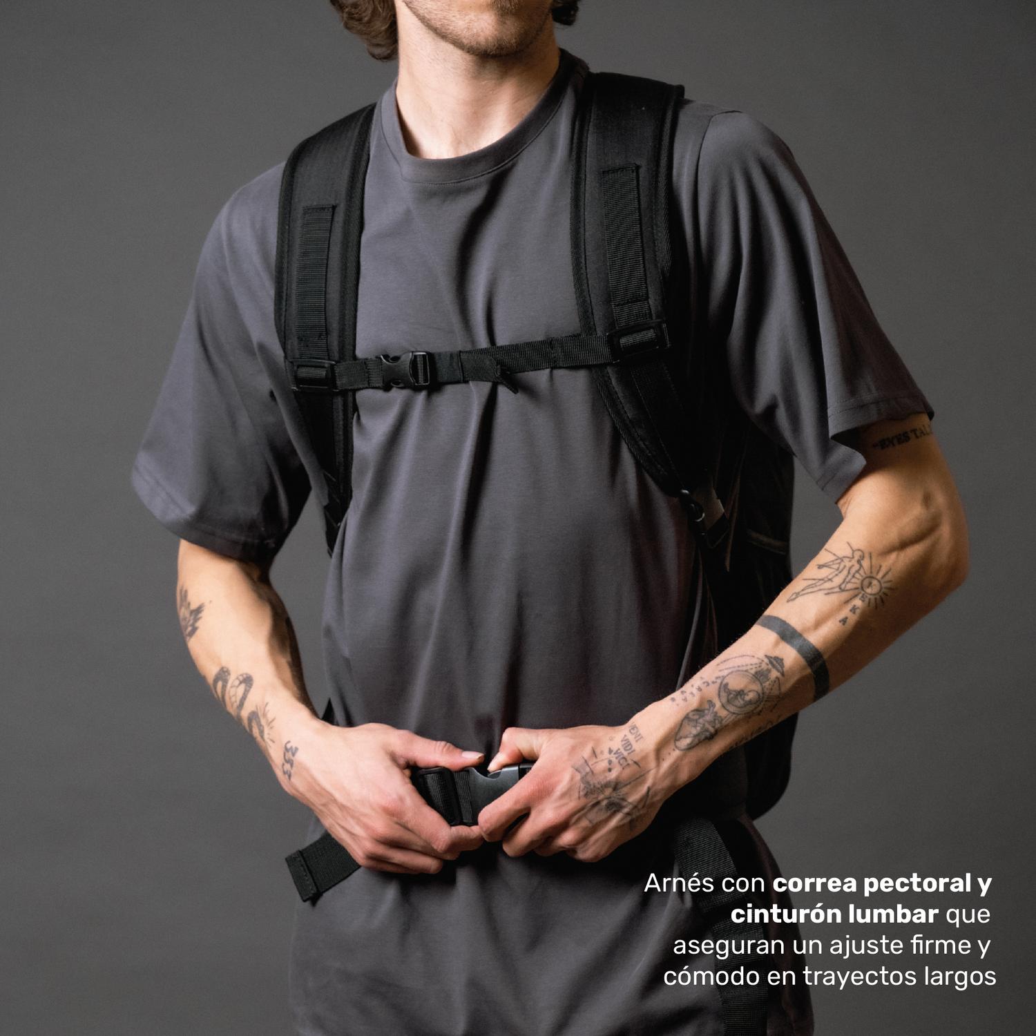 Lhotse Mochila Maleta de Viaje Nomad 35L Negro en uso exterior - lifestyle