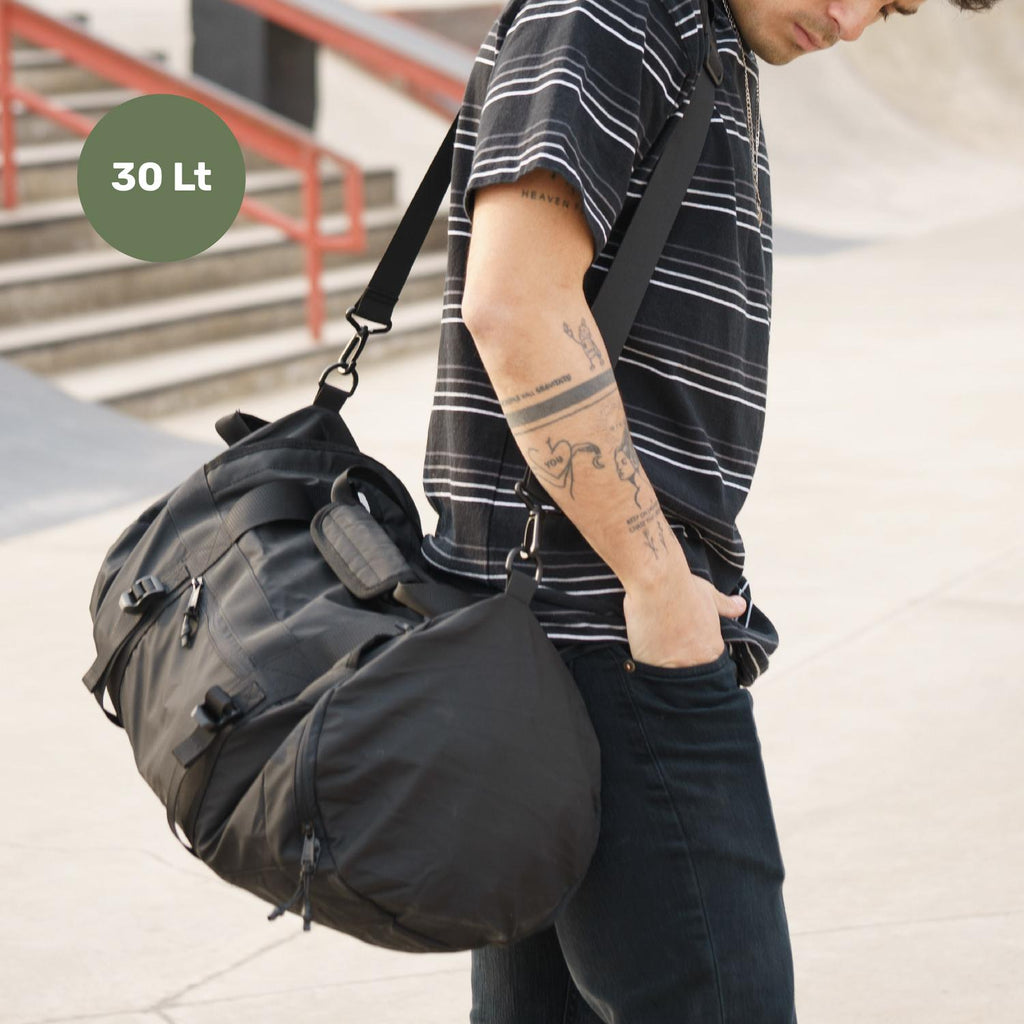 Lhotse Bolso Duffel Deportivo 30L Negro en uso hombro ciudad - lifestyle
