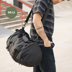 Lhotse Bolso Duffel Deportivo 30L Negro en uso hombro ciudad - lifestyle