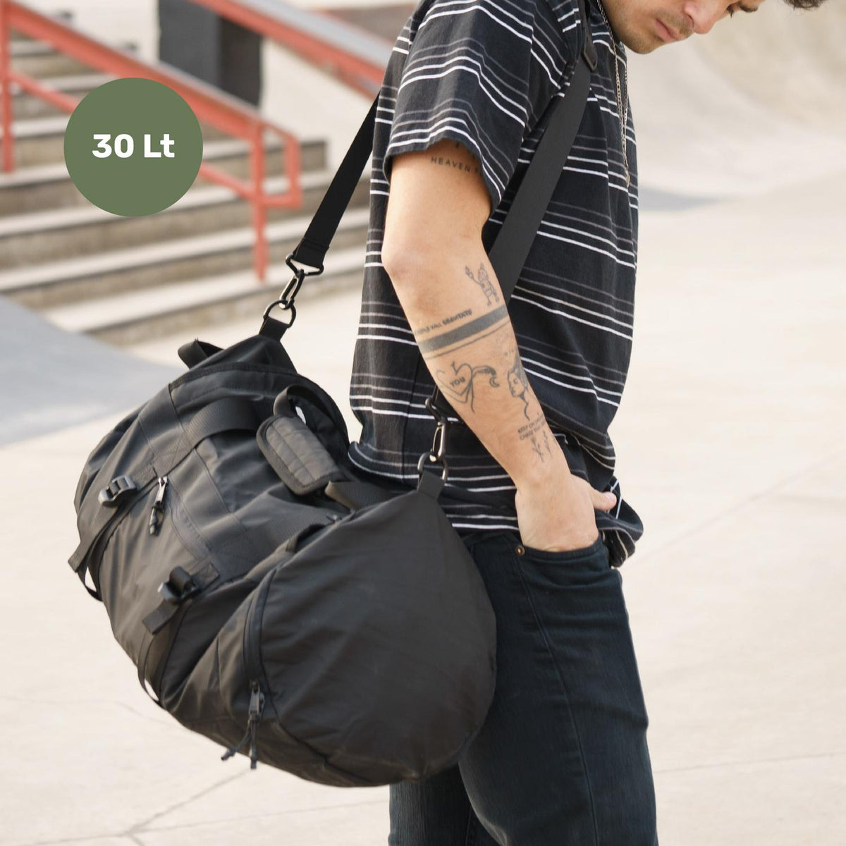 Lhotse Bolso Duffel Deportivo 30L Negro en uso hombro ciudad - lifestyle