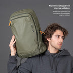 Lhotse Mochila Porta Notebook Pumori 22L Verde en uso sostenida - lifestyle