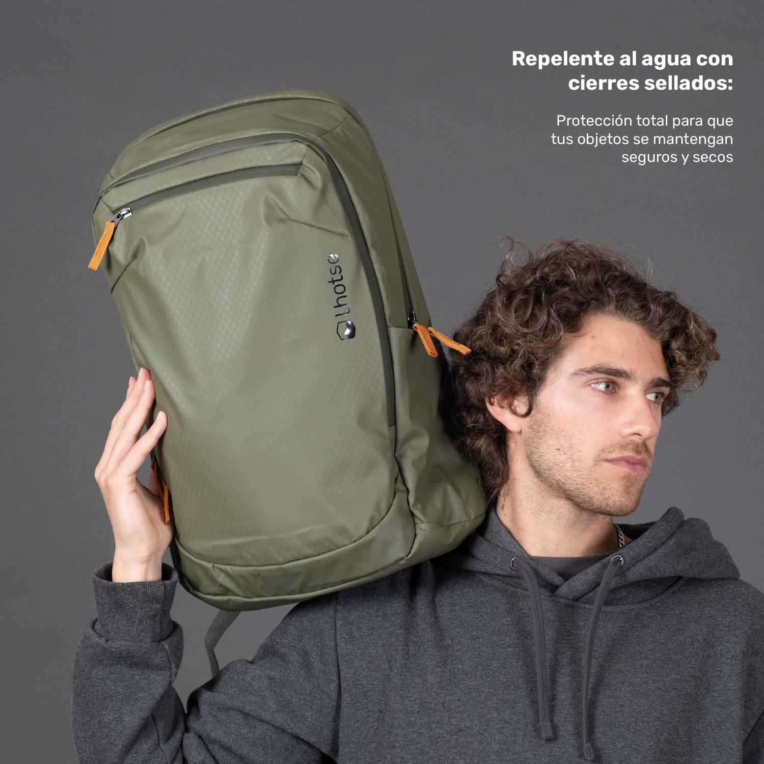 Lhotse Mochila Porta Notebook Pumori 22L Verde en uso sostenida - lifestyle
