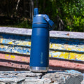 Azul · Lhotse Botella Térmica Adventure 650ml en uso outdoor naturaleza - lifestyle