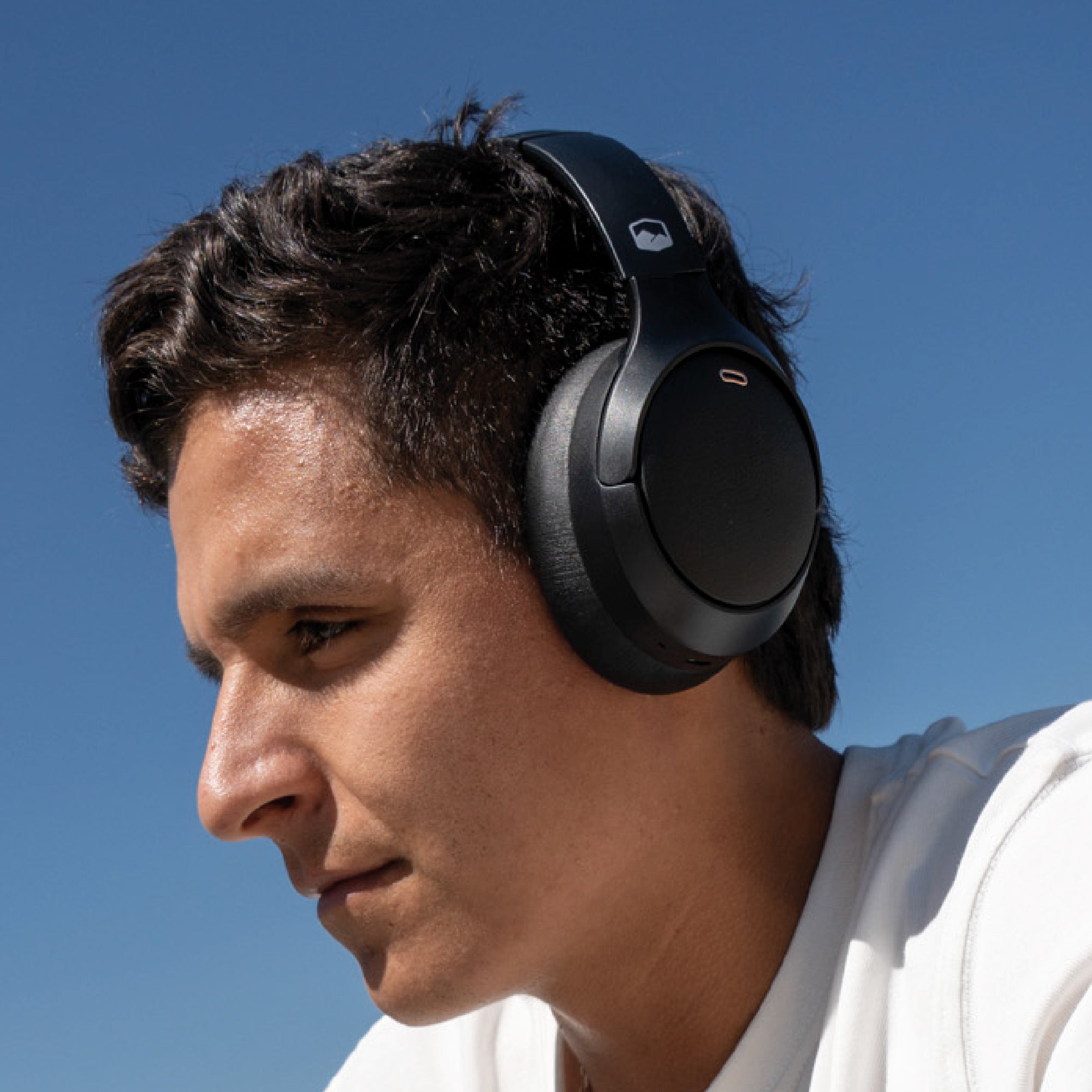 Lhotse Audífonos BeatMaster ANC Negro en uso exterior - lifestyle