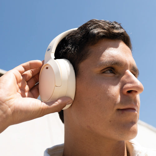 Lhotse Audífonos BeatMaster ANC Beige en uso exterior - lifestyle