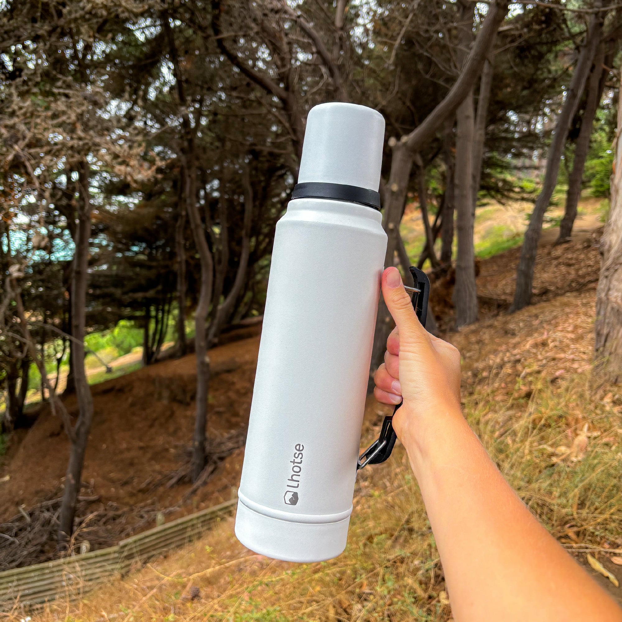Lhotse Termo Líquido Classic 1.3L Blanco en uso outdoor naturaleza - lifestyle