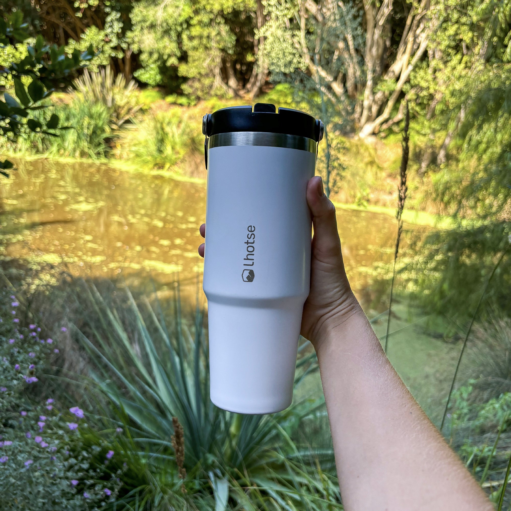 Lhotse Botella Térmica Travel Mug 900ml Blanco en uso outdoor - lifestyle