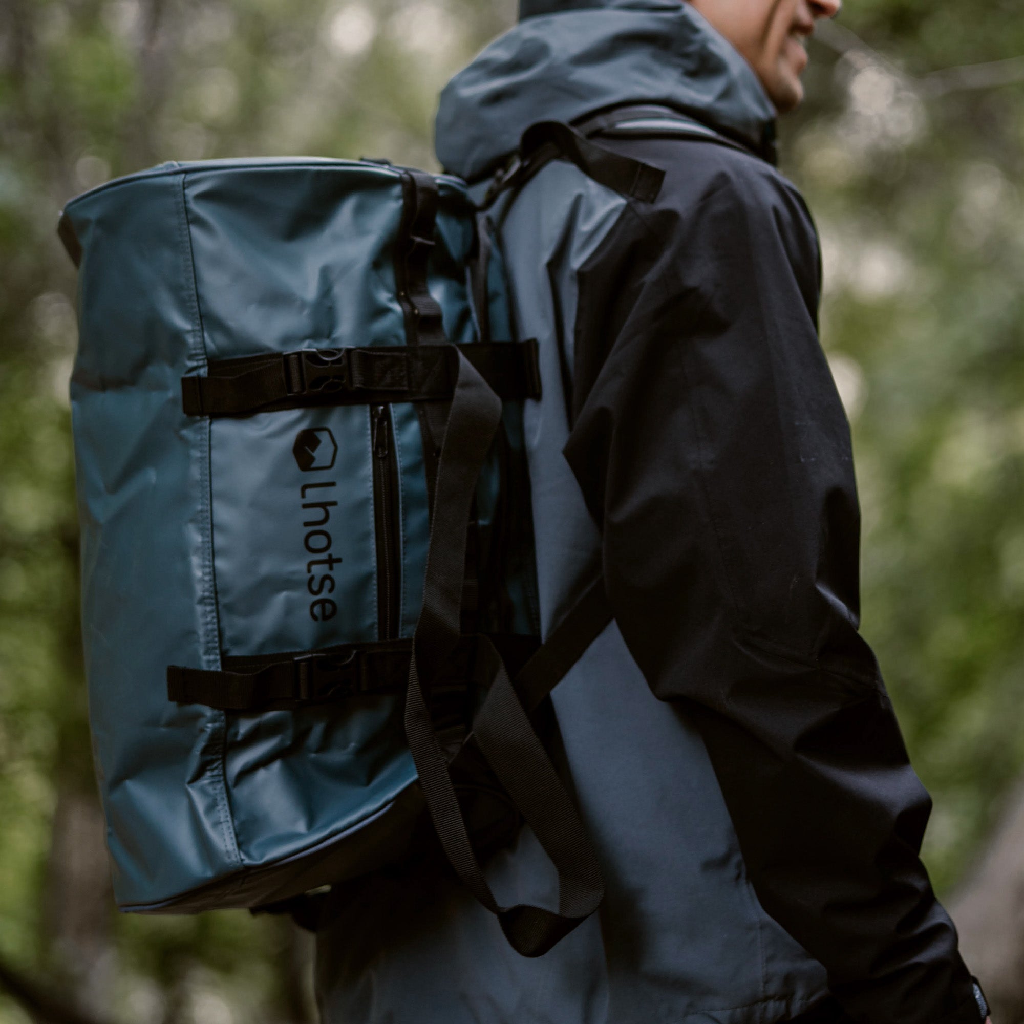 Lhotse Bolso Duffel Impermeable 30L Azul en uso viaje - lifestyle