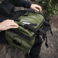 Lhotse Bolso Duffel Impermeable 30L Verde detalle bolsillo lateral - lifestyle