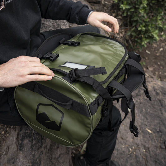 Lhotse Bolso Duffel Impermeable 30L Verde detalle bolsillo lateral - lifestyle