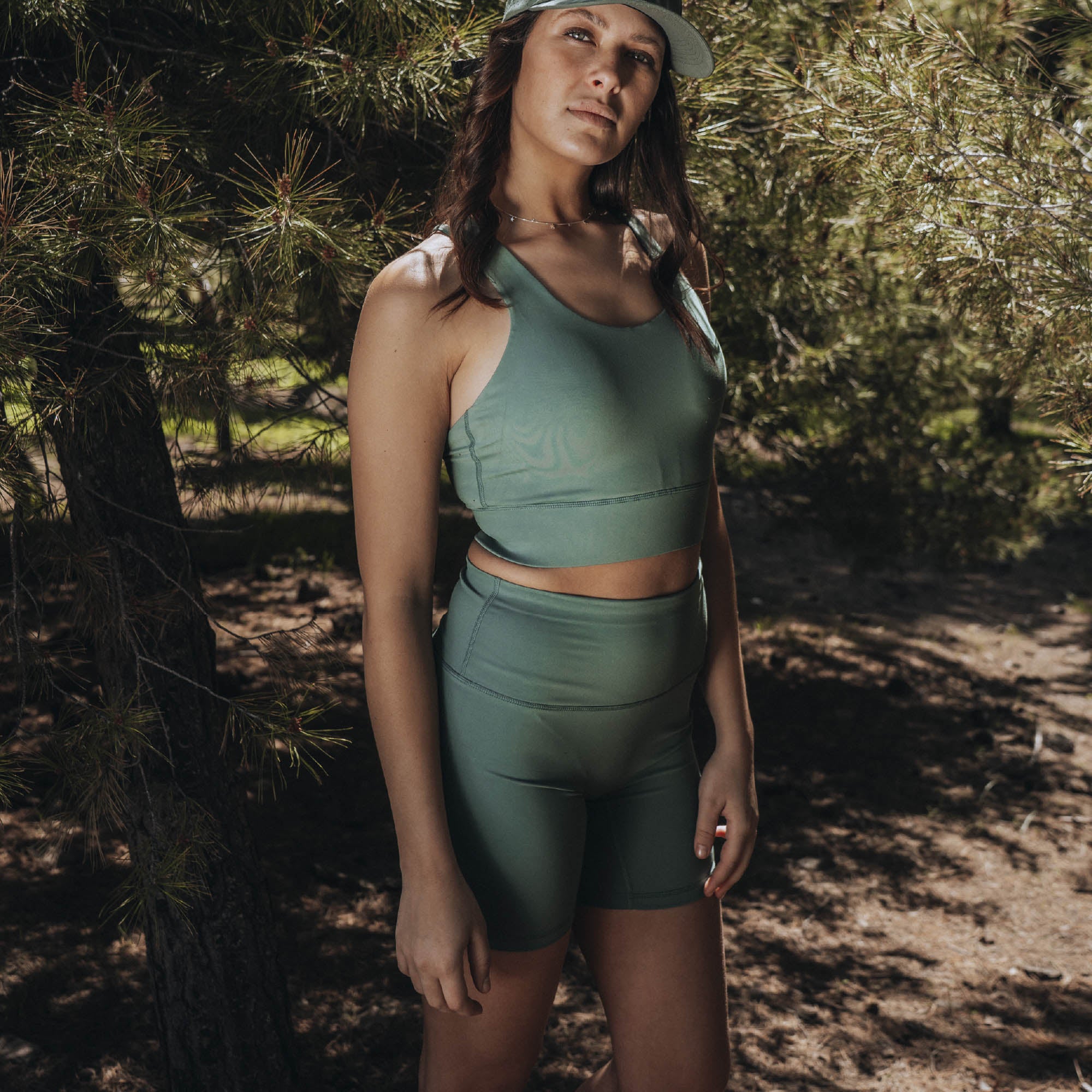 The Top: Biker Short Dhara + Peto Deportivo Kalo Verde