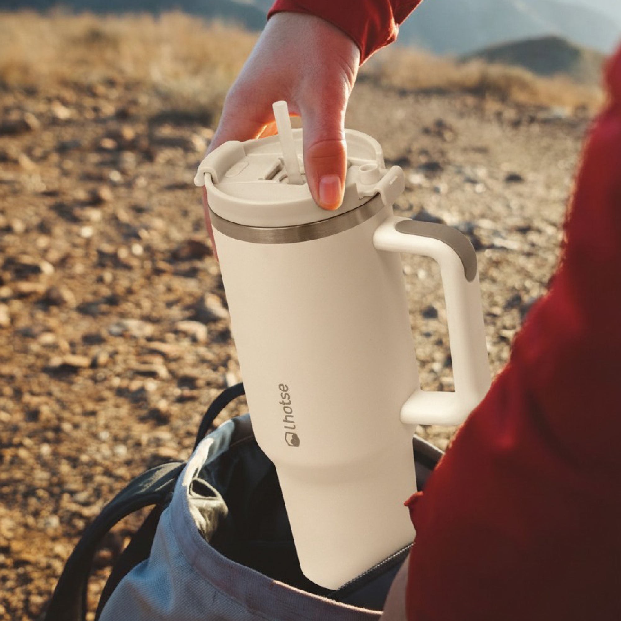 Lhotse Vaso Tumbler 1180ml Crema en uso outdoor naturaleza - lifestyle