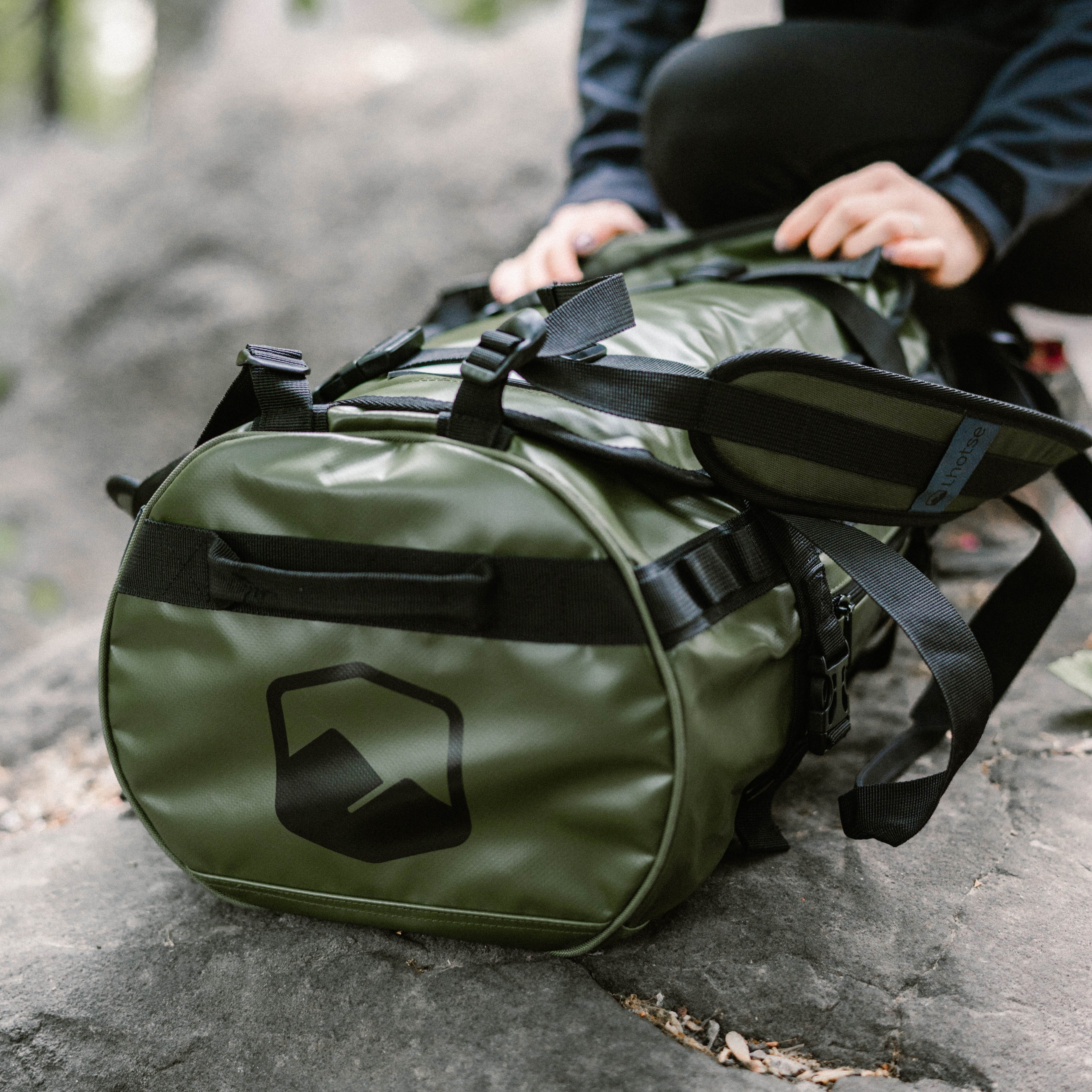 Lhotse Bolso Duffel Impermeable 60L Verde en uso viaje - lifestyle