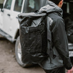 Lhotse Bolso Duffel Impermeable 60L Negro vista posterior correas mochila - detalle