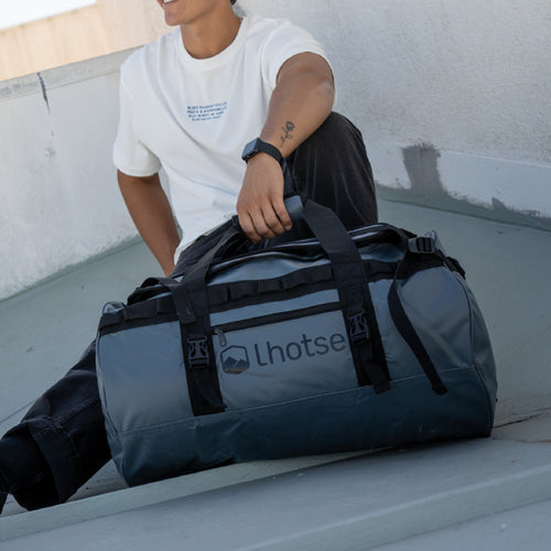 Azul · Lhotse Bolso Duffel Impermeable 60L en uso viaje - lifestyle
