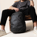 Lhotse Mochila Porta Notebook Pumori 22L Negro uso exterior sentado - lifestyle