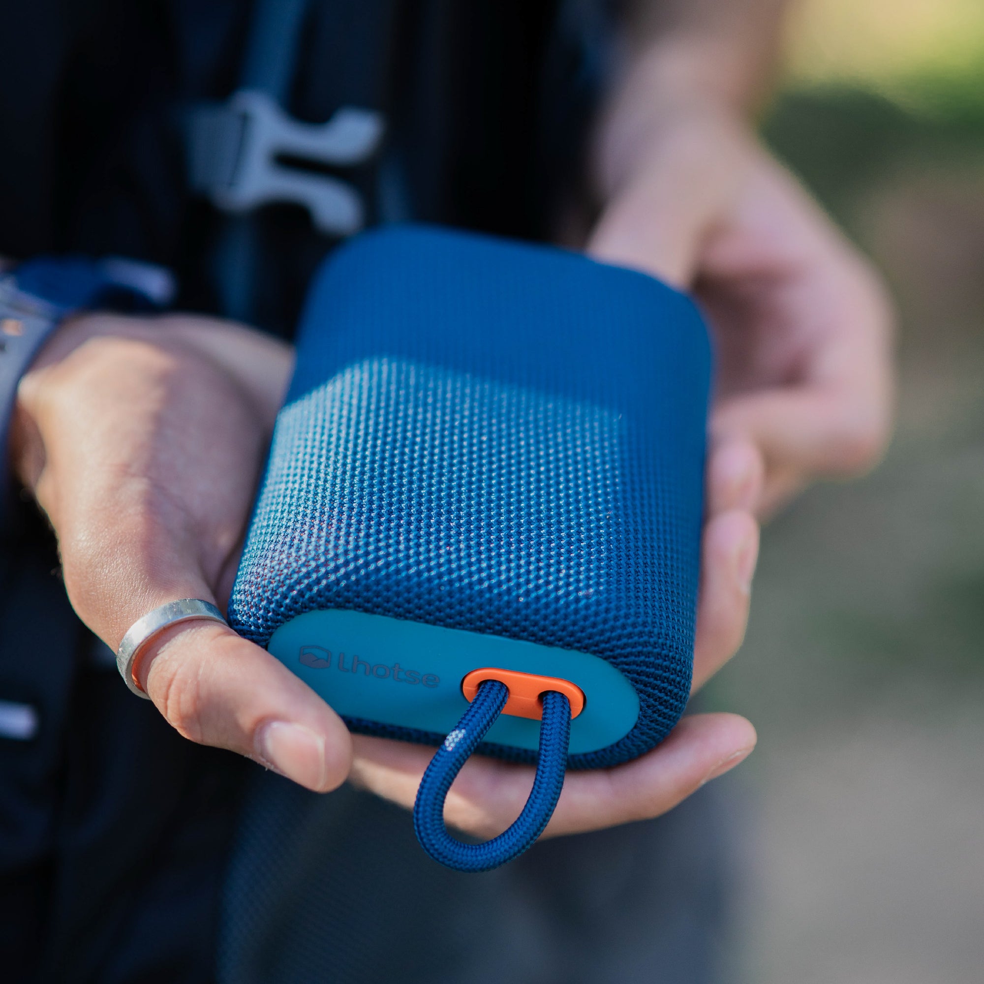 Lhotse Parlante Portátil Bluetooth Tune Up Azul en uso outdoor naturaleza - lifestyle