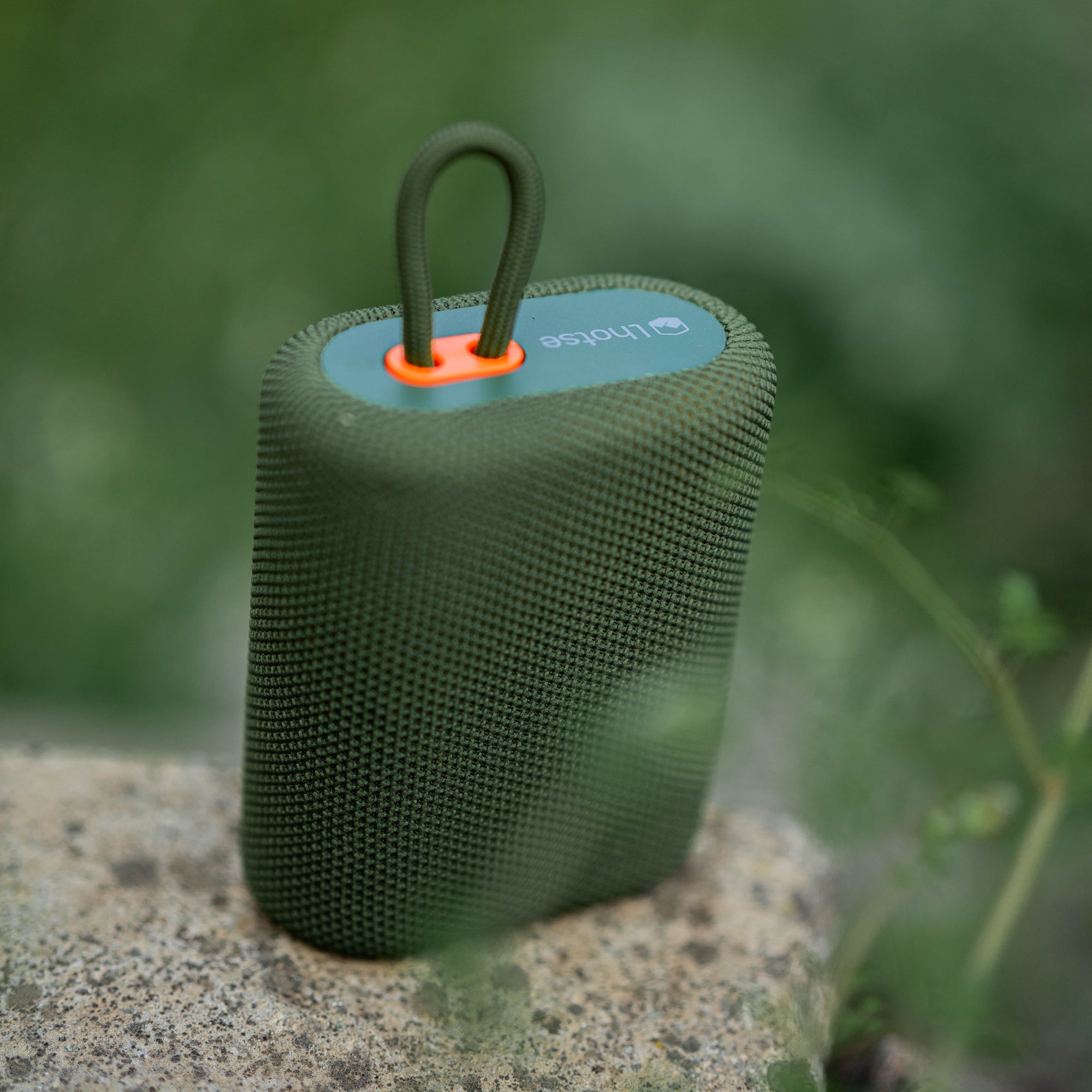 Lhotse Parlante Portátil Bluetooth Tune Up Verde en uso outdoor naturaleza - lifestyle