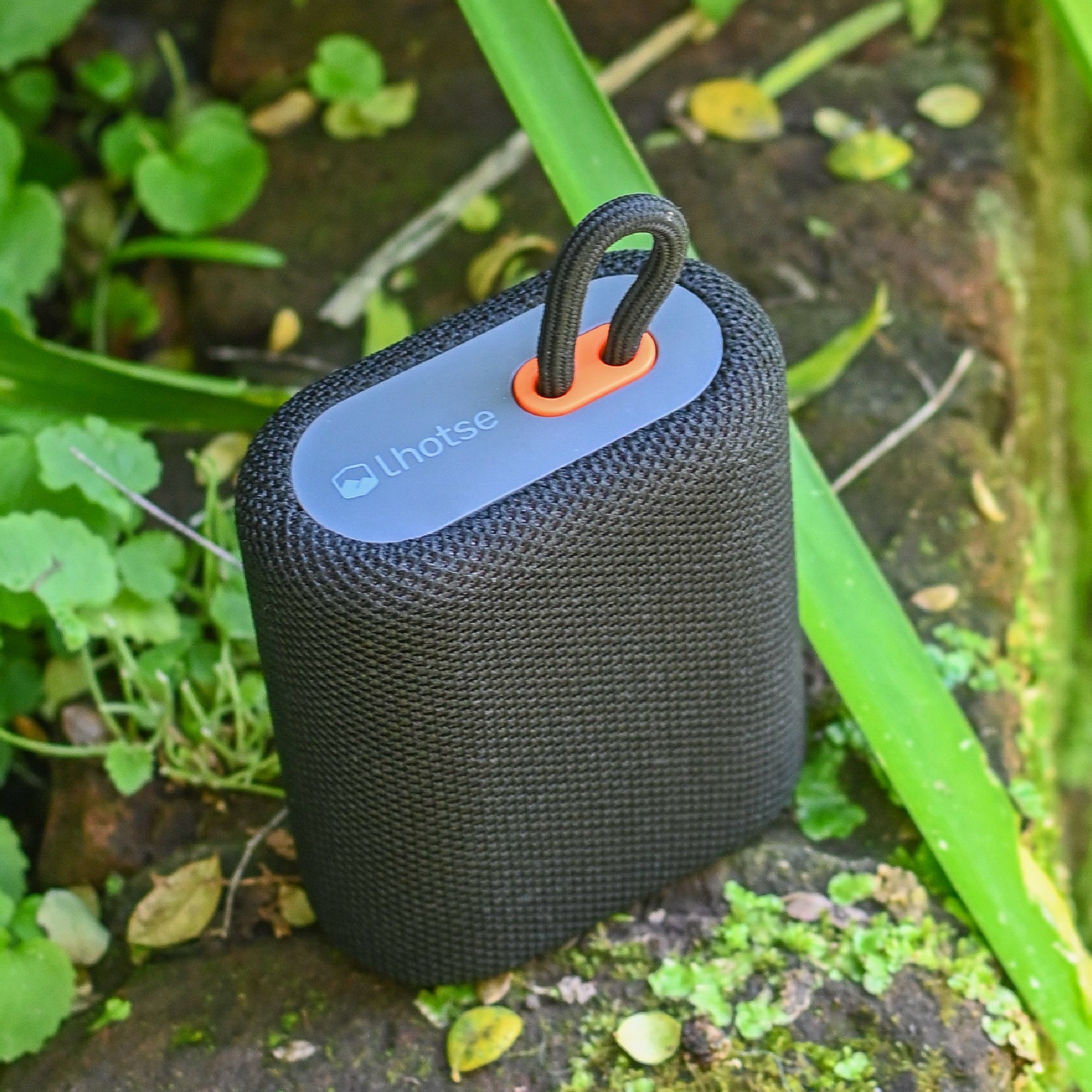 Lhotse Parlante Portátil Bluetooth Tune Up Negro en uso outdoor naturaleza - lifestyle