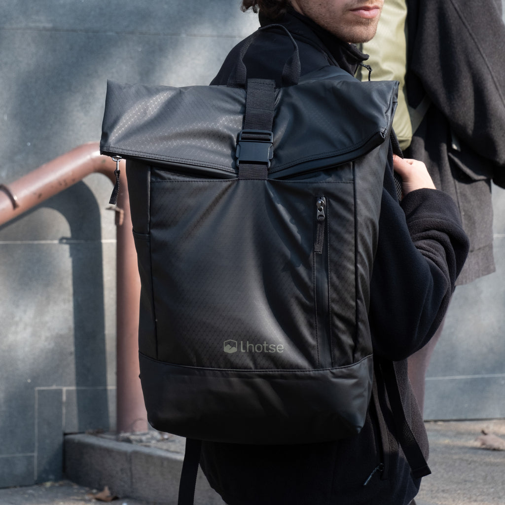Lhotse Mochila Roll Top Makalu 22L Negro en uso urbano - lifestyle