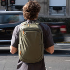 Verde · Lhotse Mochila Porta Notebook Pumori 22L en uso urbano ciudad - lifestyle