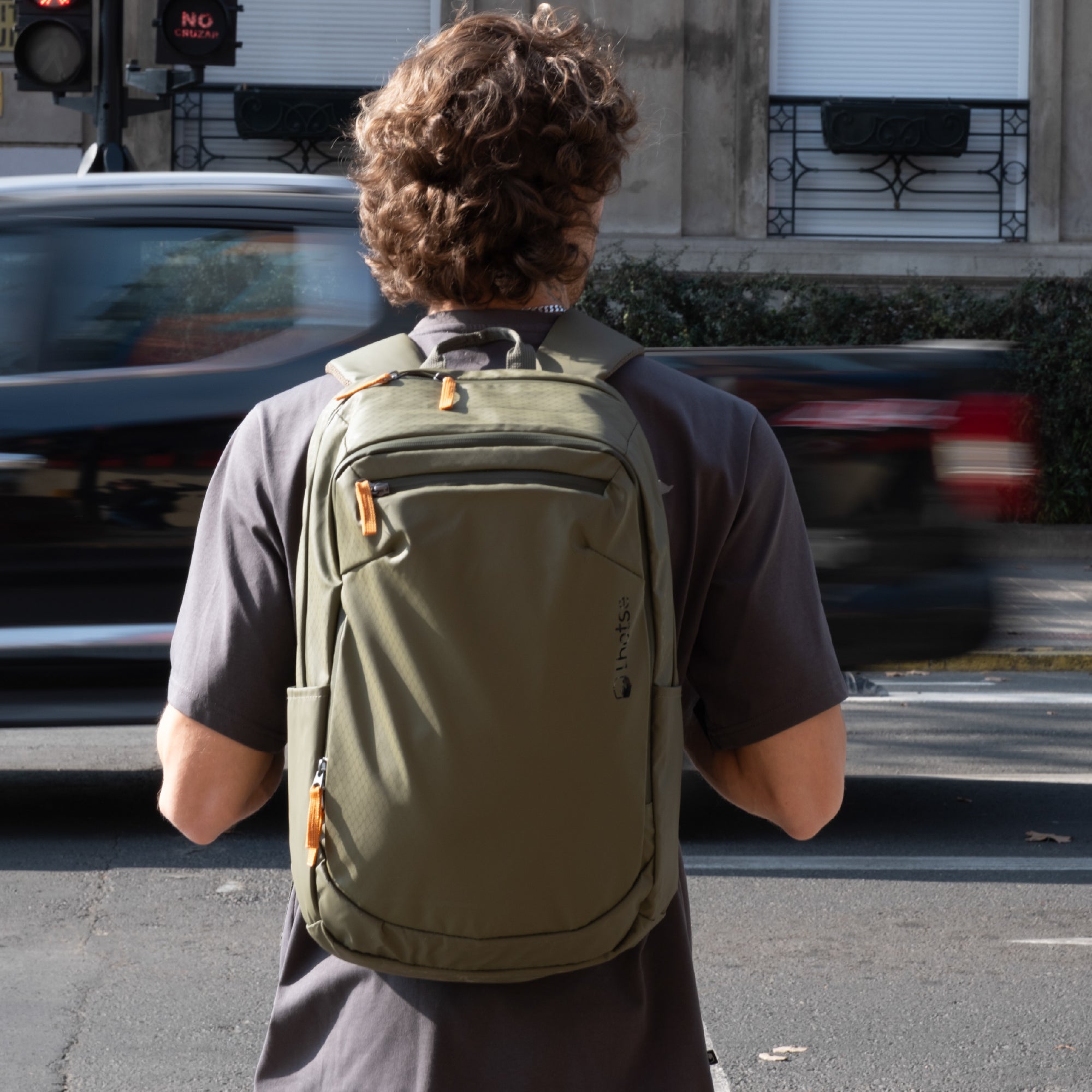 Lhotse Mochila Porta Notebook Pumori 22L Verde en uso urbano ciudad - lifestyle