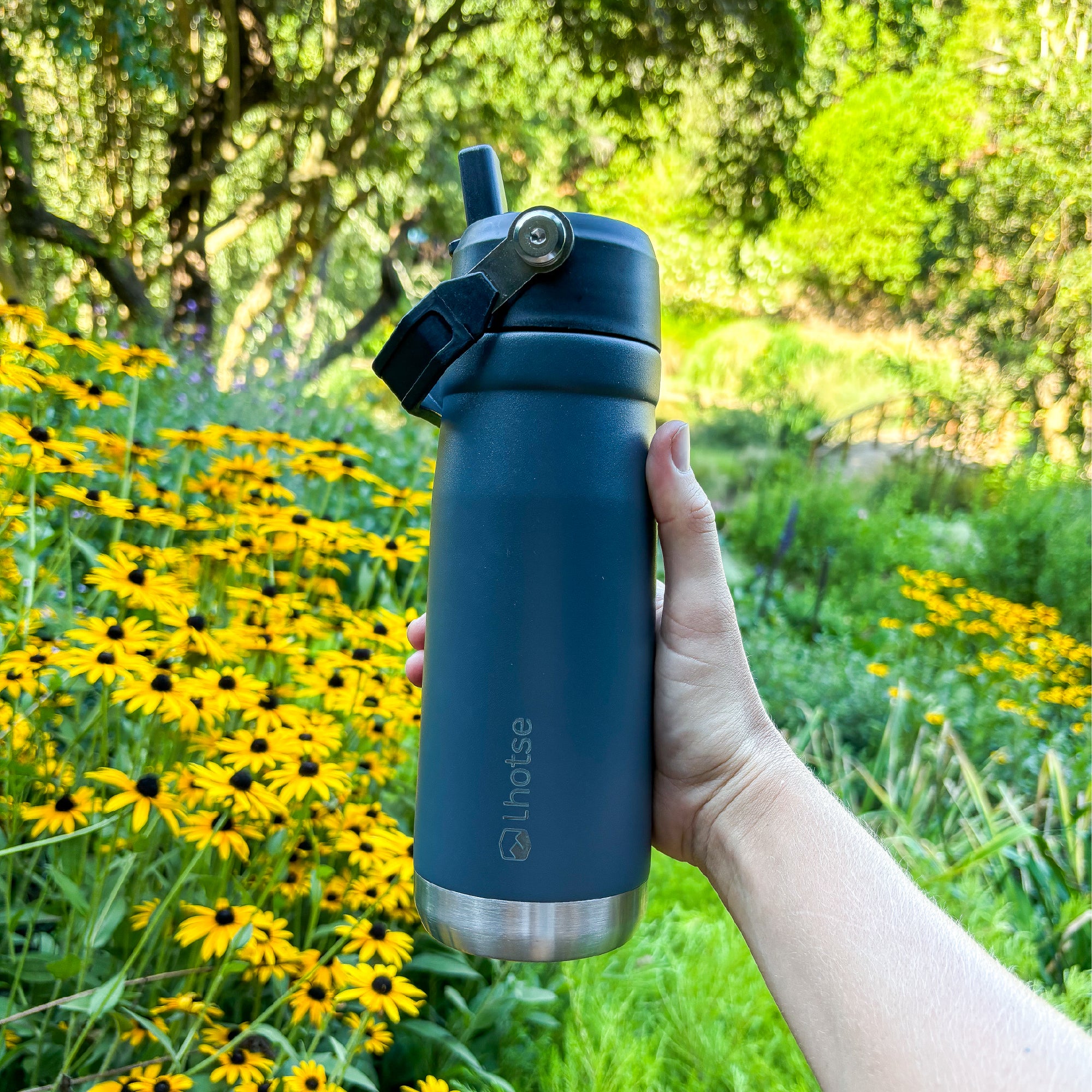 Lhotse Botella Térmica Adventure 650ml Negro en uso outdoor naturaleza - lifestyle