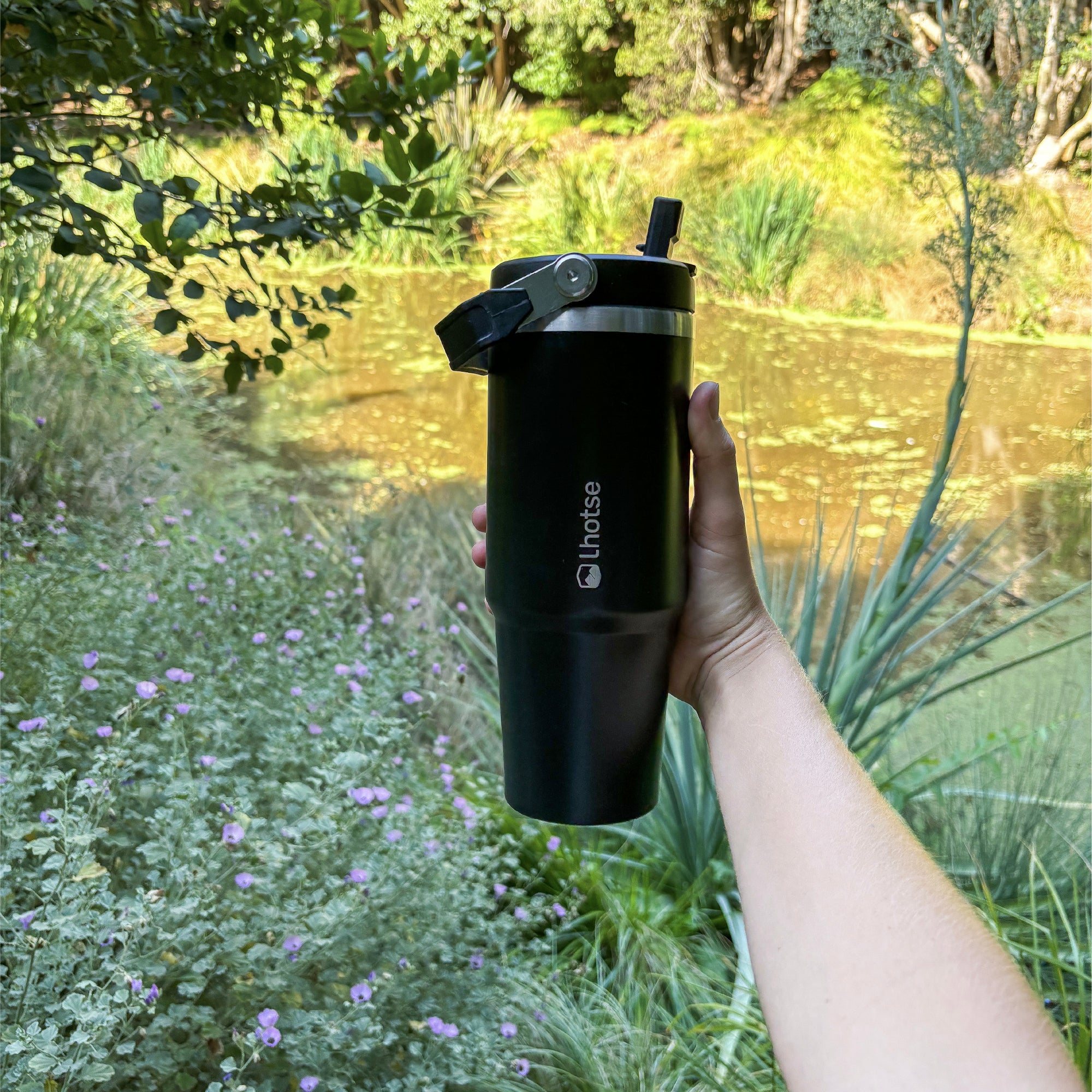 Lhotse Botella Térmica Travel Mug 900ml Negro en uso outdoor - lifestyle