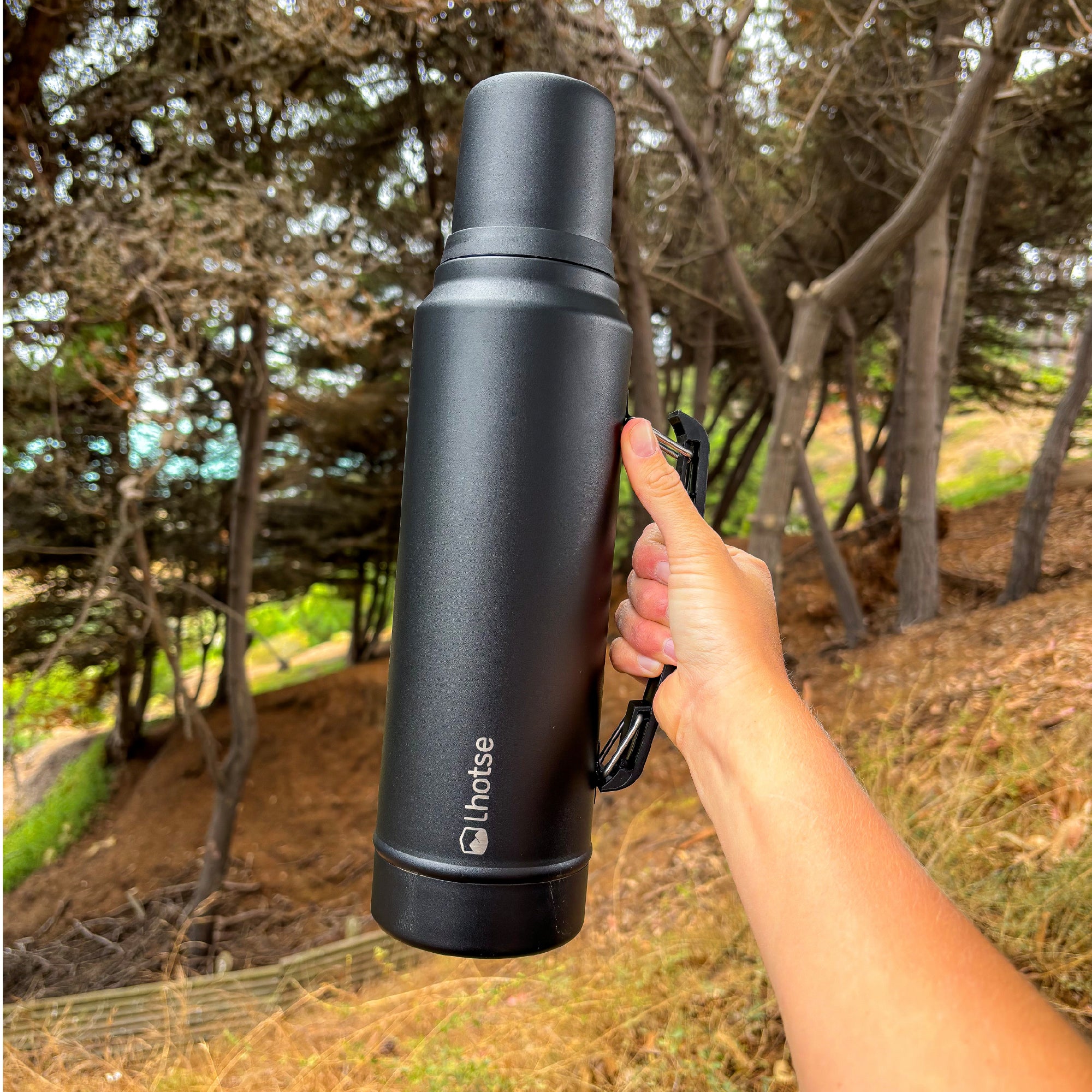 Lhotse Termo Líquido Classic 1.3L Negro en uso outdoor naturaleza - lifestyle