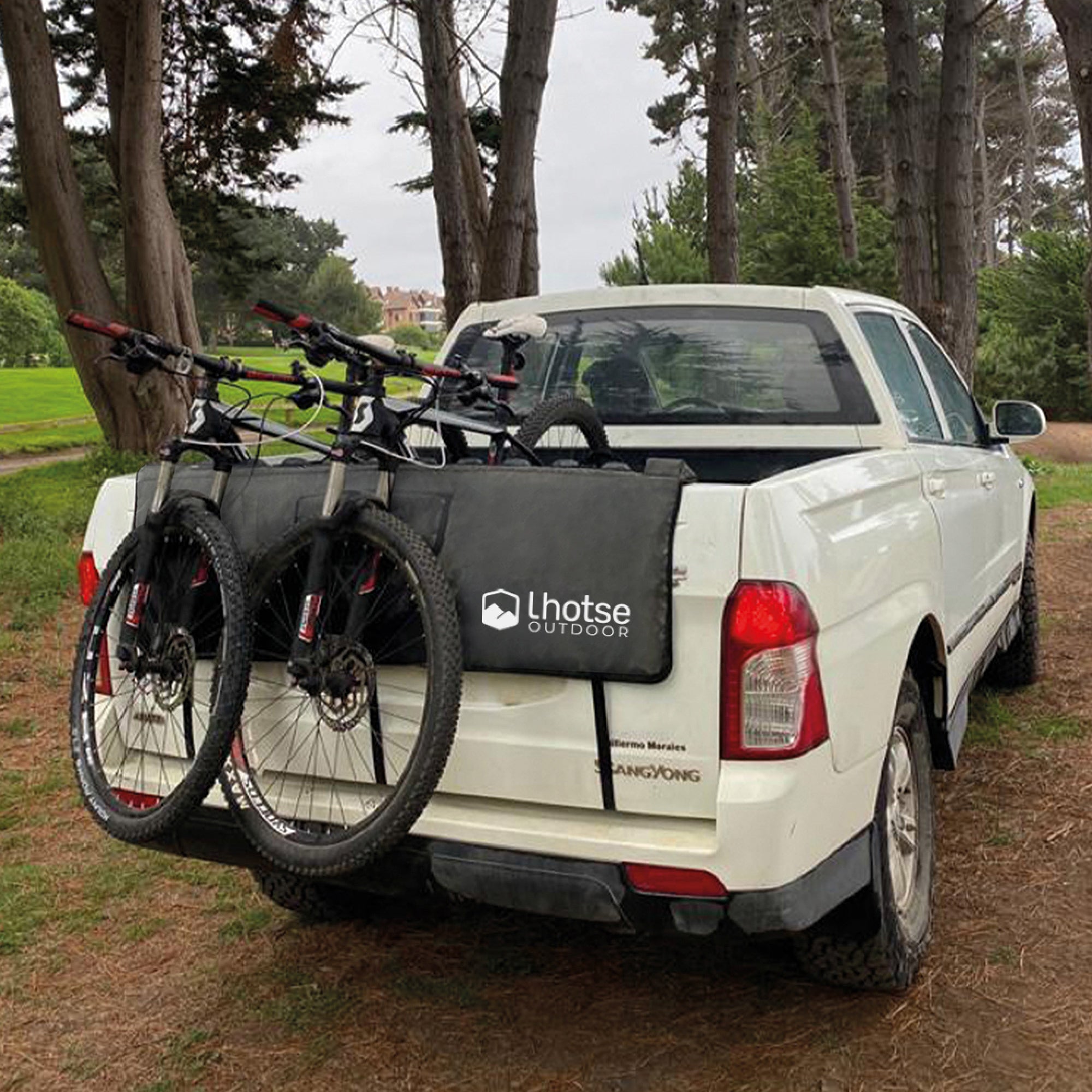 Lhotse Pick-Up Pad Porta 5 Bicicletas instalado camioneta con bicis - lifestyle