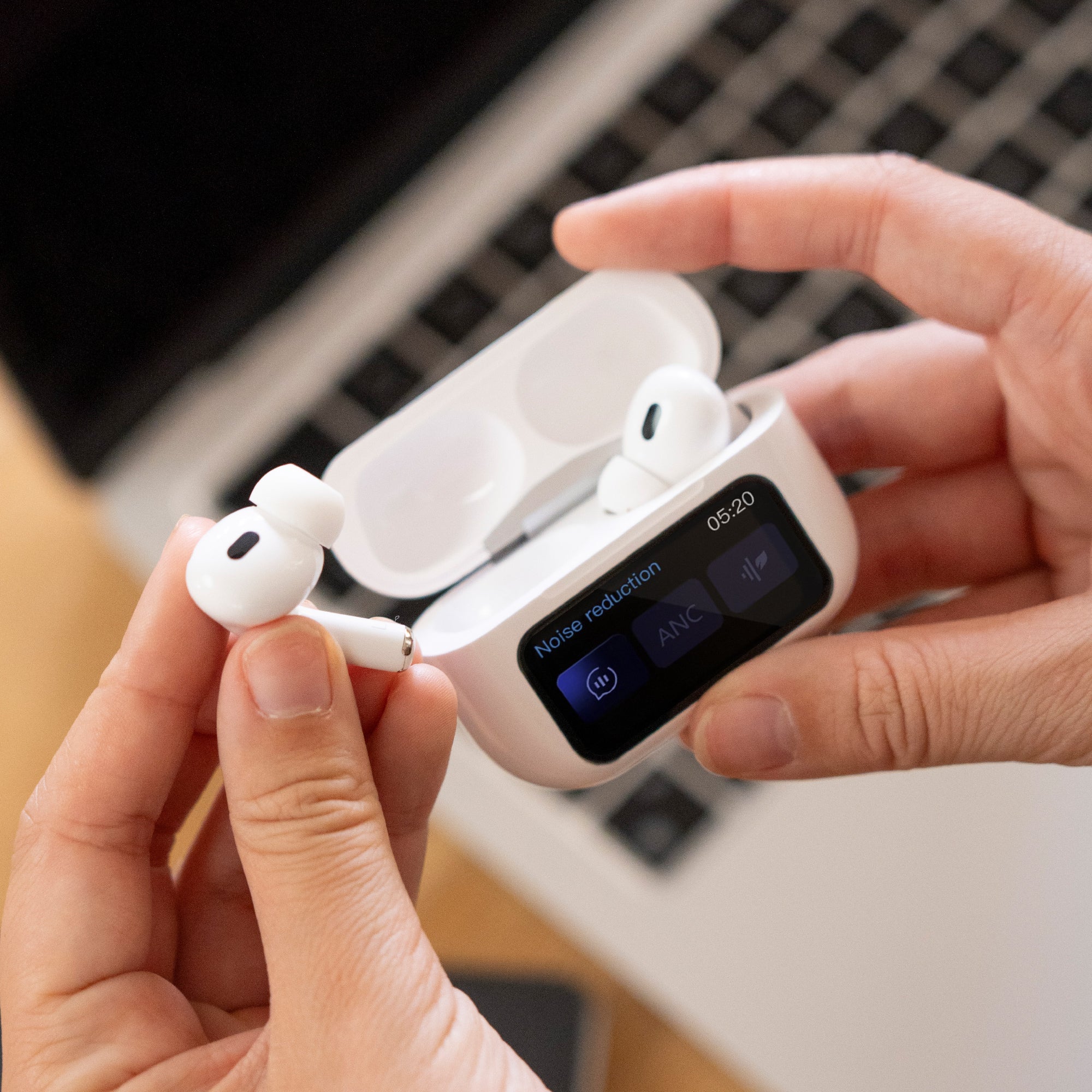 The Top: Audífonos TWS Pantalla Touch ANC RMPLUS + Jockey Ride Algodón