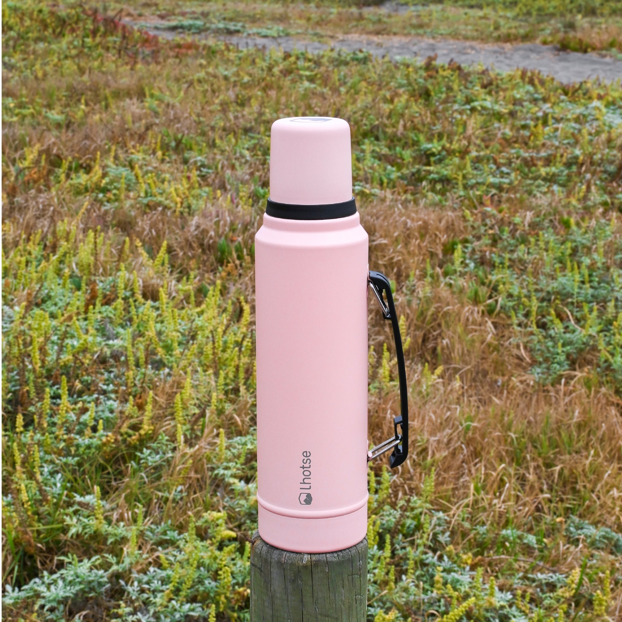 Lhotse Termo Líquido Classic 1.3L Rosa en uso outdoor naturaleza - lifestyle