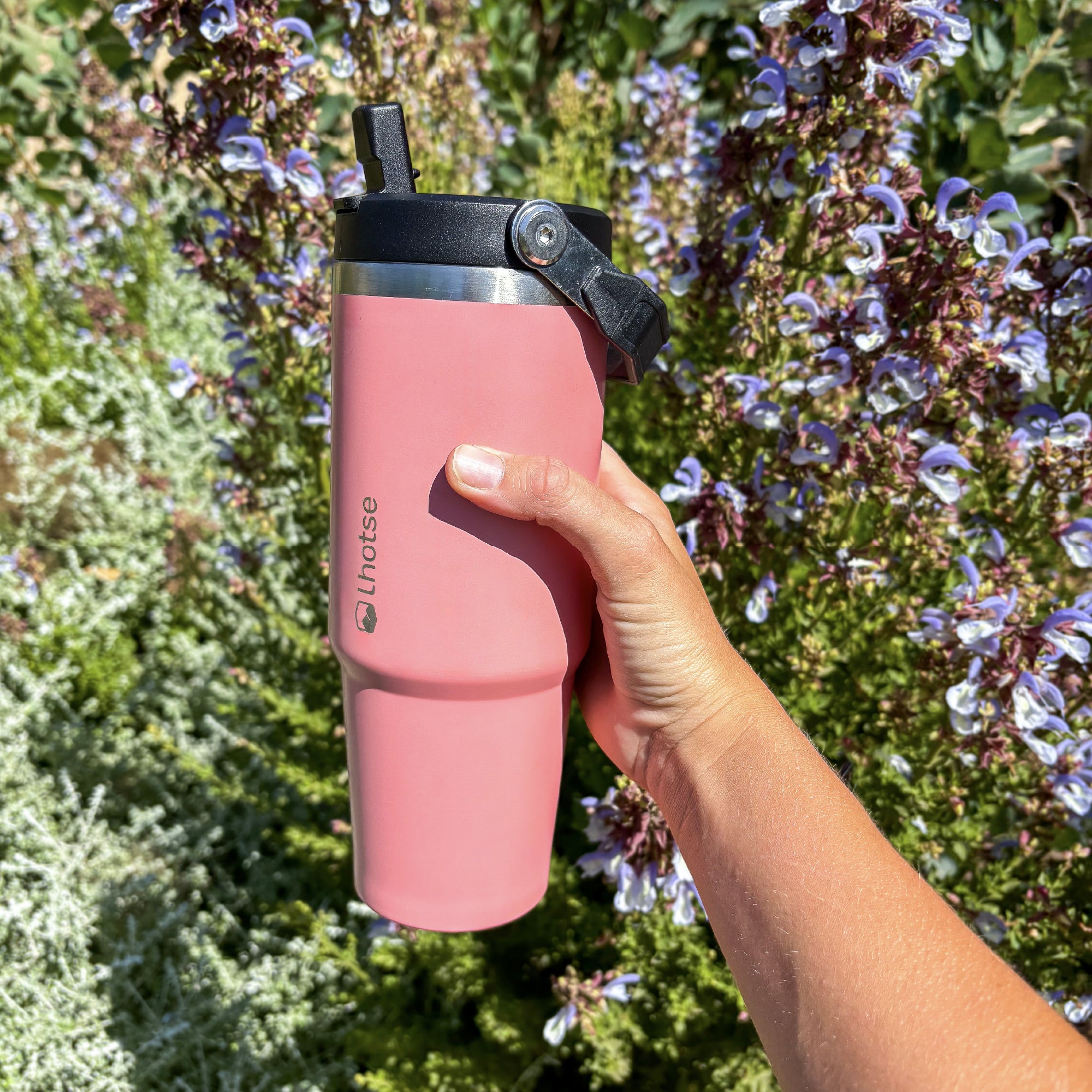 Lhotse Botella Térmica Travel Mug 900ml Rosado en uso outdoor - lifestyle