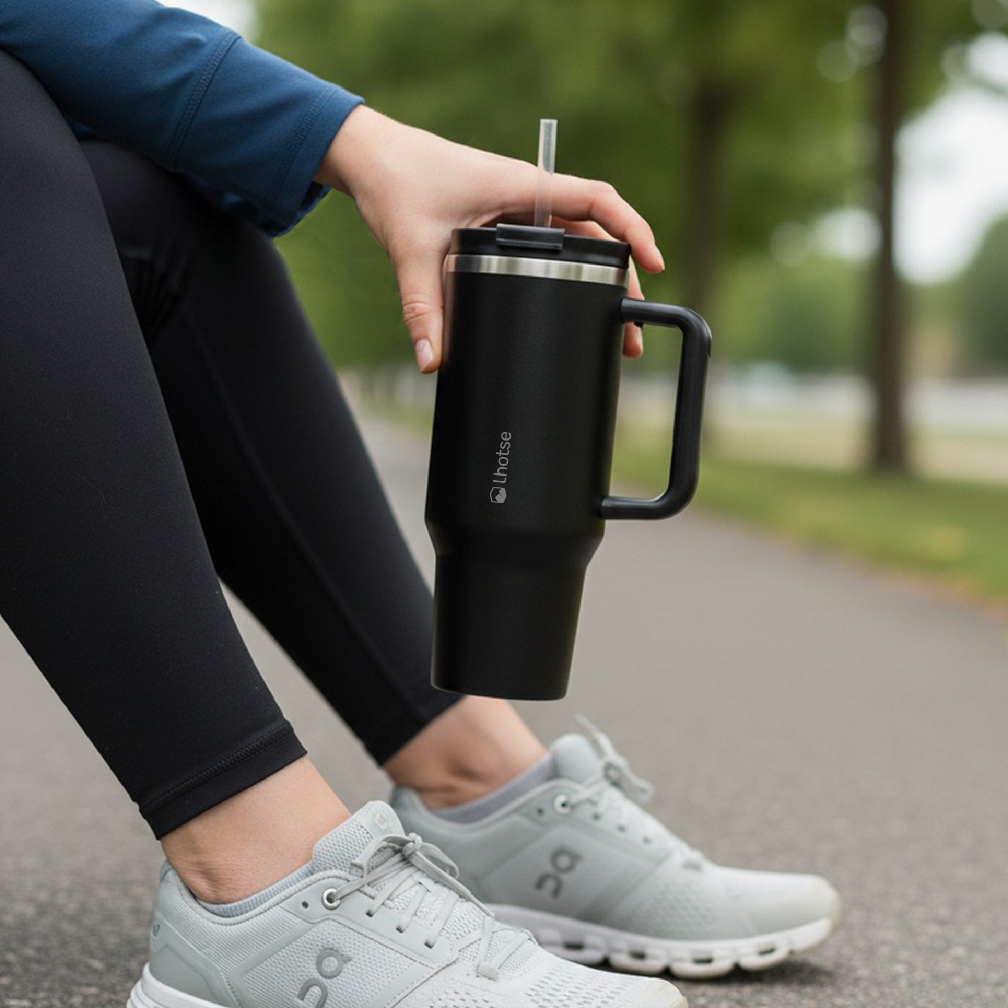 Lhotse Vaso Tumbler 1180ml Negro en uso outdoor - lifestyle