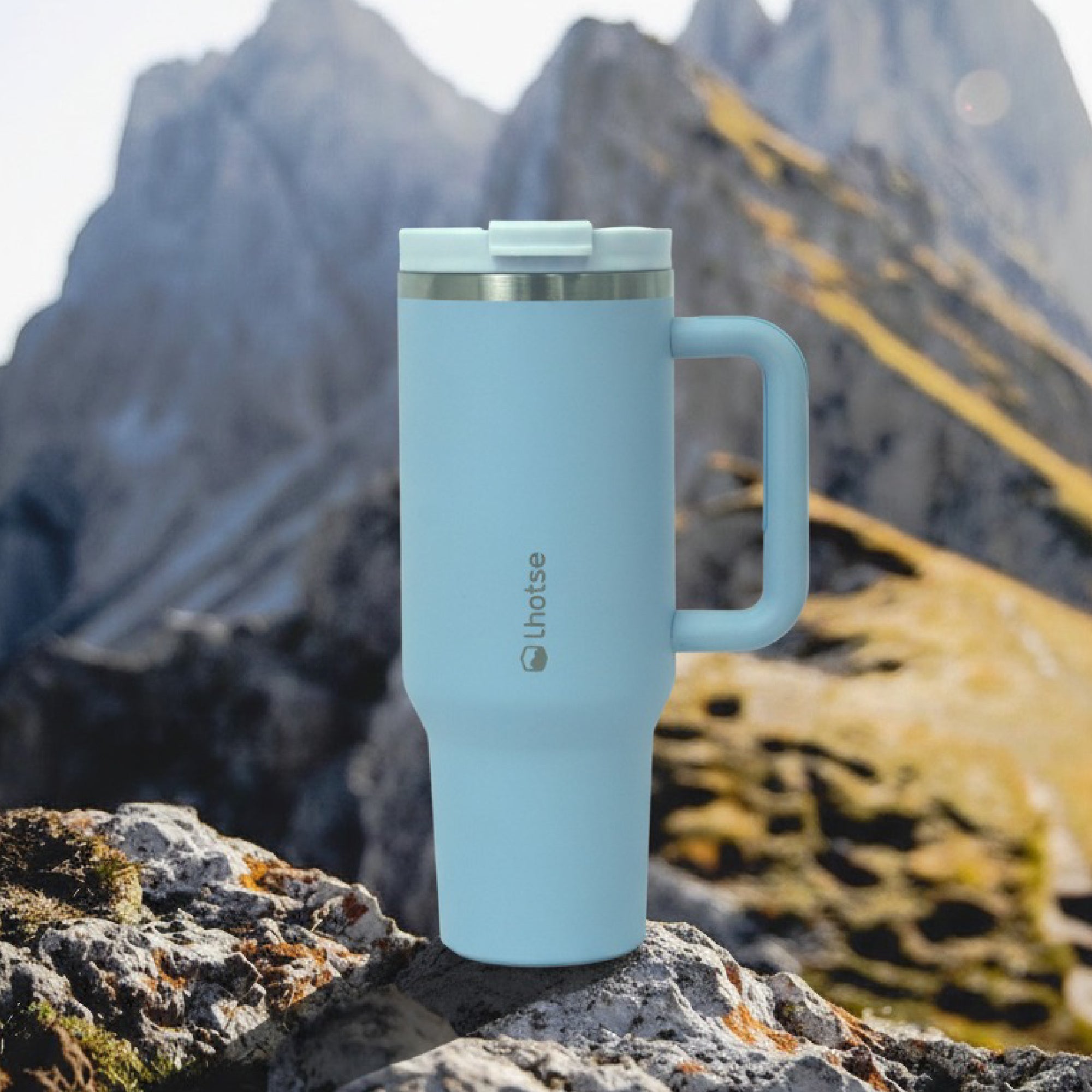 Lhotse Vaso Tumbler 1180ml Azul cielo en uso outdoor - lifestyle